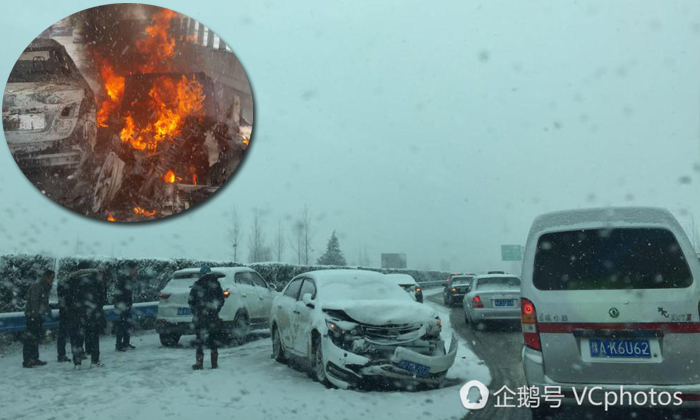 ทหารหอบหิมะดับไฟหลังรถชนกันระนาวจนไฟลุก เพราะหิมะตกหนัก