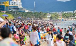 เต็มหาด! ชาวจีนหลายหมื่นคนแห่เที่ยวทะเลช่วงหยุดตรุษจีน
