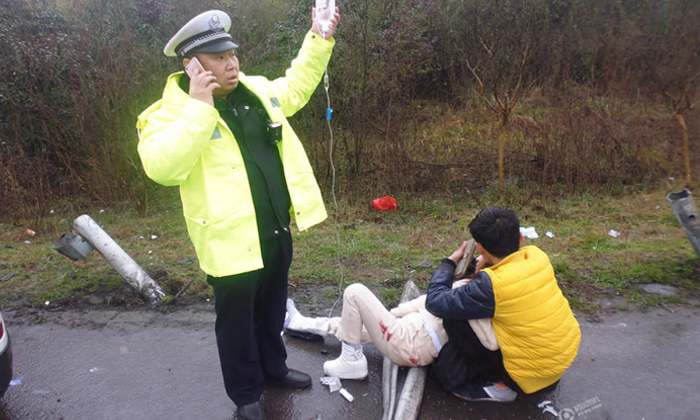 คนชื่นชม! ตร.จราจรยืนถือขวดน้ำเกลือช่วยคนเจ็บพร้อมกำกับการจราจร