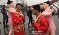 ดราม่าเบาๆ! หนุ่มใส่ชุดแต่งงานแบบจีนแบกตุ๊กตายางเดินเตร่ทั่วถนน