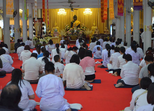 ชาวโคราชนุ่งขาวห่มขาวปฏิบัติธรรมวันมาฆบูชา