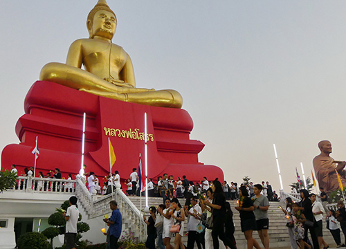 ชาวปทุมฯร่วมเวียนเทียนวันมาฆะบูชาที่วัดโบสถ์