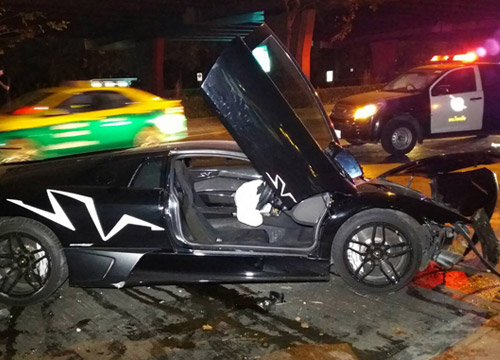 ลัมโบร์กินีหักหลบจยย.พุ่งชนต้นไม้พังยับเจ็บ4