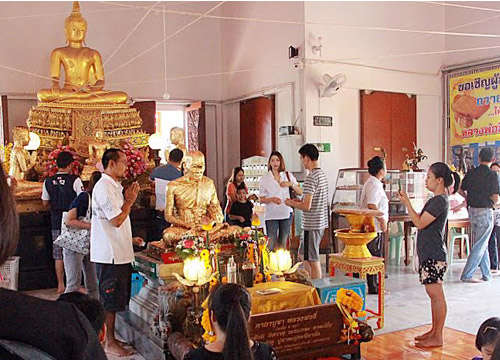 แห่เที่ยวทะเลสัตหีบไหว้พระขอพรหลวงพ่ออี๋
