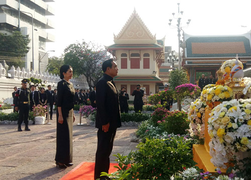 นายกฯนำครม.-คสช.สักการะสมเด็จพระสังฆราช-ปชช.แน่น