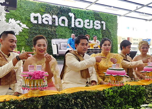 ปทุมธานีพ่อค้าแม่ขายวิวาห์หมู่แบบพอเพียง