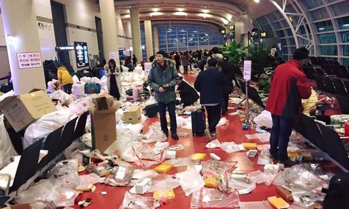 สยอง! นักท่องเที่ยวจีนทิ้งขยะเกลื่อนสนามบินเกาหลี