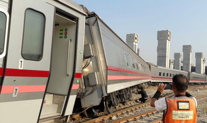 รถไฟรุ่นใหม่ตกรางที่ชุมทางบางซื่อ เจ้าหน้าที่เร่งเคลื่อนย้าย