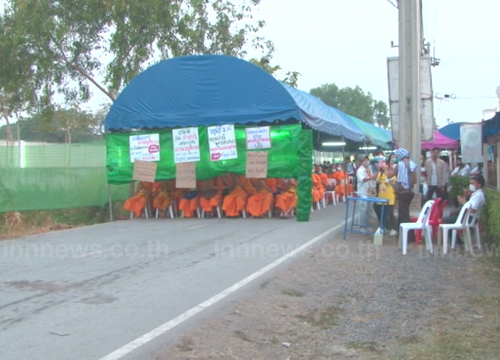 ศิษย์วัดพระธรรมกายปักหลักสวดมนต์-ตร.ตรึงเข้ม