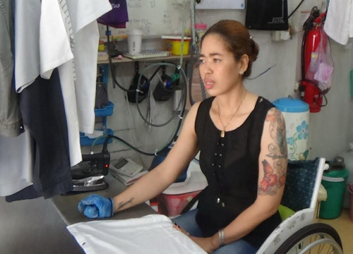 พบ2สามีภรรยาพิการสู้ชีวิตเปิดร้านซักรีดที่อ่างทอง