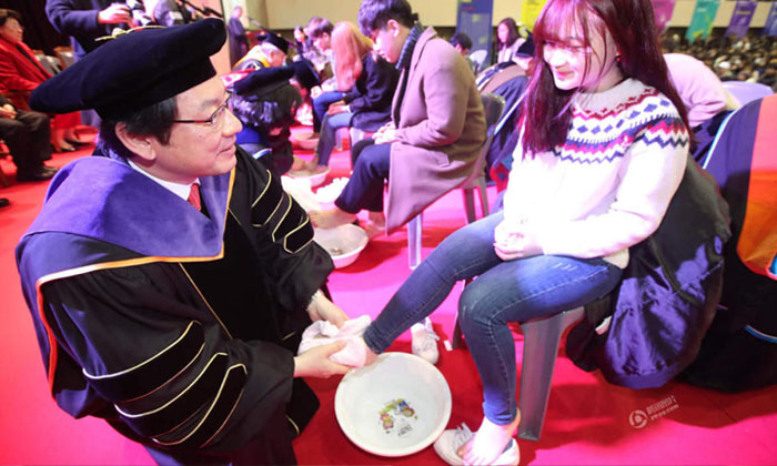 อาจารย์มหาวิทยาลัยในเกาหลีล้างเท้าให้นศ.ใหม่ แสดงถึงความรักและใส่ใจ