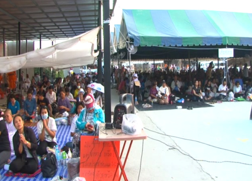 ทหารตั้งแนวรับถ.คลองหลวงตรงข้ามวัดพระธรรมกาย