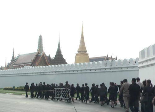 ปชช.ต่อแถวกราบพระบรมศพต่อเนื่อง-มท.นำ3จังหวัดร่วม