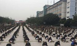 นักเรียนจีนกว่า 2 พันคนนั่งสอบกลางสนาม ครูยืนส่องกล้องคุม