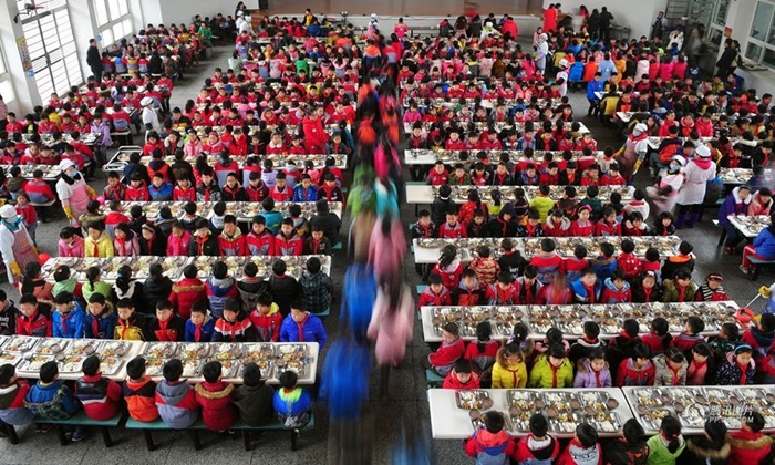 เด็กนักเรียนจีนเกือบพันคนทานข้าวพร้อมกัน แต่เป็นระเบียบสุดๆ