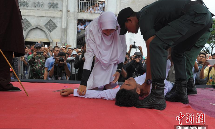 หนุ่มอินโดฯ ถูกเฆี่ยนสลบ หมอบอกร่างกายยังไหวให้ลงโทษต่อ