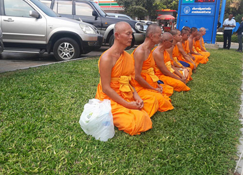 DSIจ่อเจรจาให้พระกลับต้นสังกัด-9รูปนั่งสมาธิหน้าปั้ม