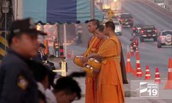 เลี่ยงตรวจใบสุทธิ! พระธรรมกายบิณฑบาตนอกตลาด-ริมถนน