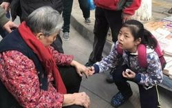 ชื่นชม! เด็กจีนช่วยคนแก่ล้มกลางถนน เช็ดอ้วกให้ไม่รังเกียจ