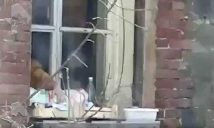 ชาวโลกด่ายับ แม่อุ้มลูกนอนชิวๆ ขอบหน้าต่าง เพราะไม่มีระเบียง