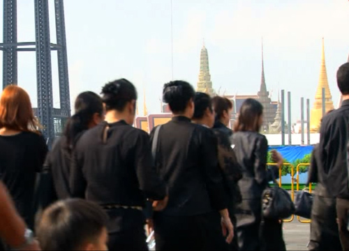 ปชช.ต่อแถวรอกราบถวายบังคมพระบรมศพเนืองแน่น