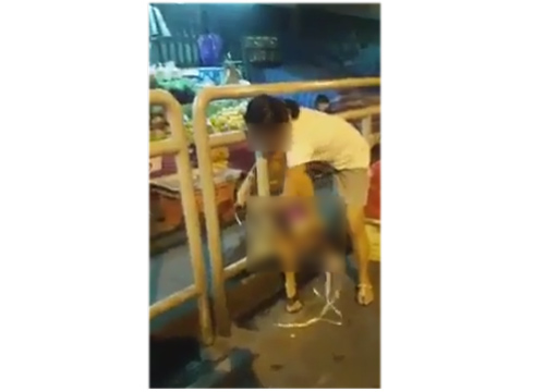 แห่แชร์คลิปแม่สุดโหดใช้เท้าเหยียบศีรษะลูกริมถนน