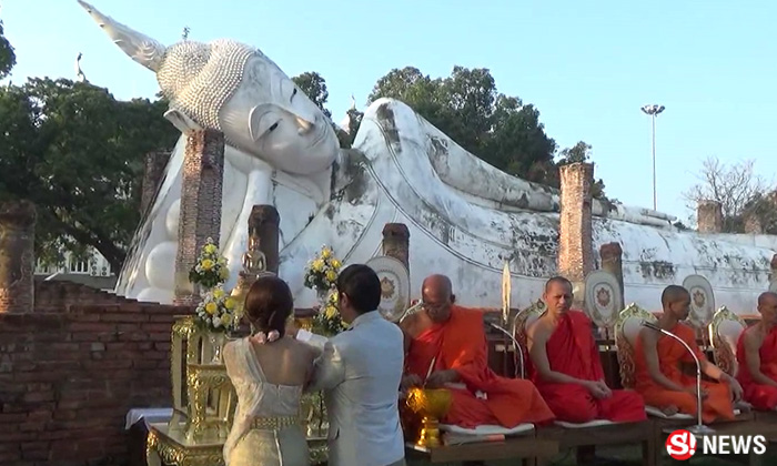 ฮือฮาคู่บ่าวสาว จัดพิธีวิวาห์หน้าองค์พระนอนใหญ่ วัดขุนอินฯ