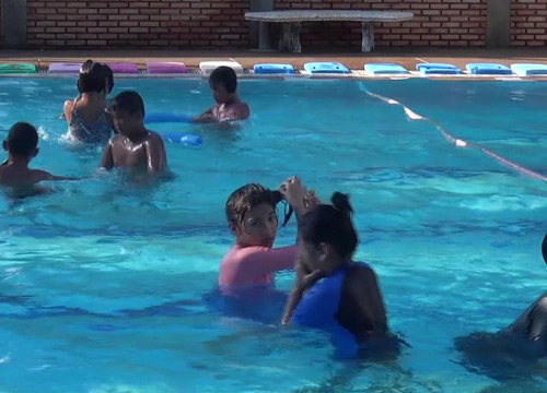 จันทบุรีร้อนผู้ปกครองแห่พาเด็กไปเรียนว่ายน้ำ