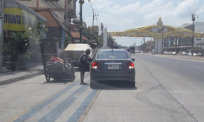 โซเชียลซึ้งใจ! เก๋งถูกลุงจอดรถเข็นขวาง ไม่โกรธแถมควักเงินให้