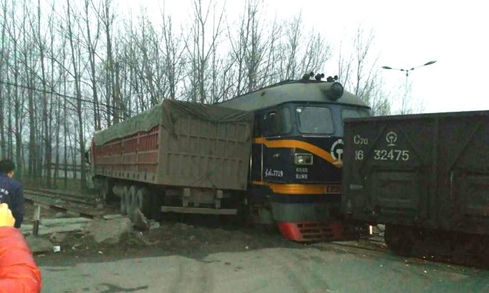 รถบรรทุกชนรถไฟตกรางที่จีน คนขับรถไฟเจ็บสาหัส