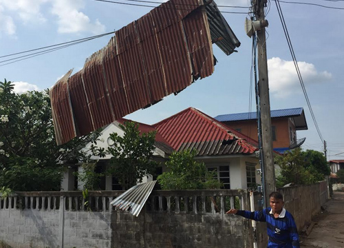พายุถล่ม4อ.ศรีสะเกษบ้านพังยับกว่า300หลังคา
