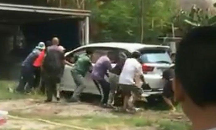 โลกโซเชียลแห่ชมชาวเพชรบูรณ์ยกรถเก๋งหนีกองเพลิง