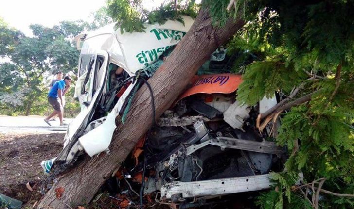 สยองเช้านี้ รถตู้โดยสารสุพรรณบุรีชนก็อปปี้ต้นไม้ สังเวย 2 ศพ