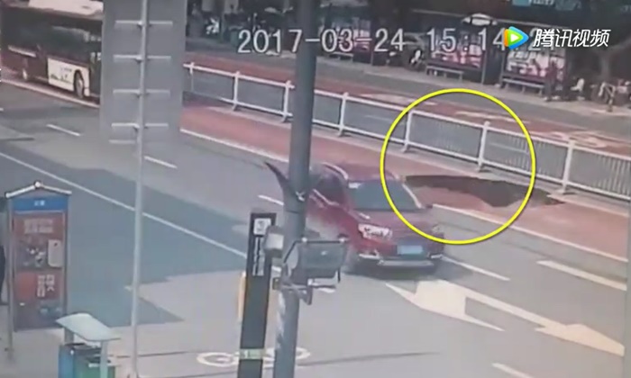 ถนนในจีนยุบตัวเป็นหลุมลึกรถบัสโดยสารหวิดตก