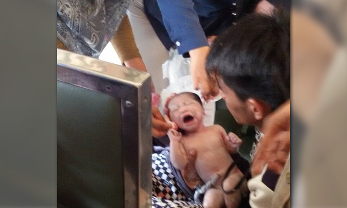 คนยะลาแห่ช่วยเหลือ สาวท้องแก่เจ็บท้องให้กำเนิดลูกบนรถไฟ