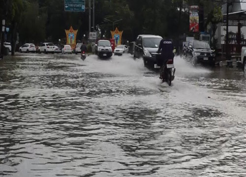 ฝนตกหนักในกาฬสินธุ์น้ำท่วมขังถนน30ซม.