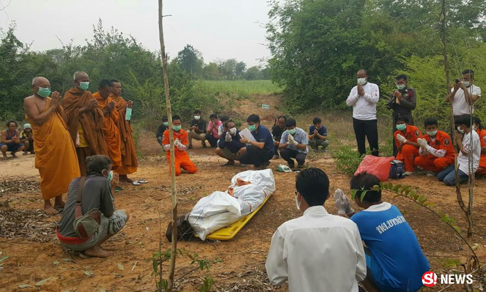 สยดสยอง ชาวบ้านวิ่งป่าราบ เจอศพเน่าเปื่อยห้อยโตงเตงริมห้วย