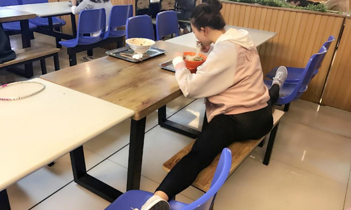 ชาวเน็ตฮือฮา! ภาพนศ.สาวชาวจีนนั่งฉีกขา 180 องศา ทานข้าว อ่านหนังสือ