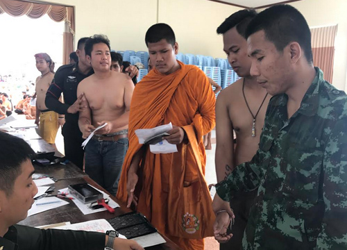 หลวงพี่สุรินทร์สละจีวรเต็มใจสมัครทหารรับใช้ชาติ