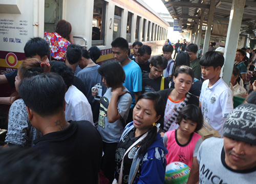 รถไฟรังสิตแน่นปชช.ทยอยกลับต่างจังหวัด