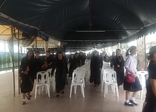 พสกนิกรรอเข้ากราบถวายบังคมพระบรมศพต่อเนื่อง