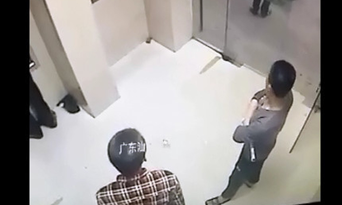 โจรจีนอำมหิต ชักมีดแทงคลั่งใส่คนยืนต่อคิวตู้เอทีเอ็ม