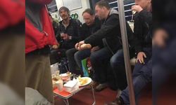 ชาวเน็ตเดือด! ชาวต่างชาติตั้งโต๊ะดื่มเหล้า บนรถไฟฟ้าใต้ดินเซี่ยงไฮ้