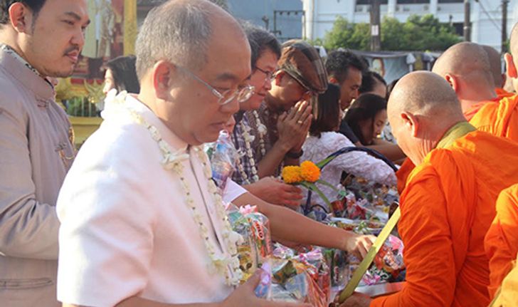 ทั่วไทยคึกคักทำบุญตักบาตรวันสงกรานต์