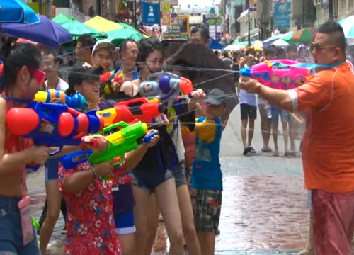 สงกรานต์ชุ่มฉ่ำสีลมข้าวสารคึกคักไทย-เทศแห่สาดน้ำ
