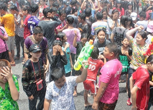 สงกรานต์ยะลาคึกคักช่วงบ่ายเจ้าหน้าที่คุมเข้ม
