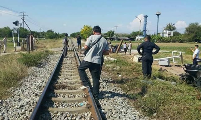 รถไฟชนกระบะราชบุรี กระเด็นตกท้ายตาย 1 เจ็บ 6