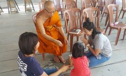 หลวงพ่อพบลูกสาวที่พลัดพราก 16 ปี หลังตกเครื่องกลับอินเดีย