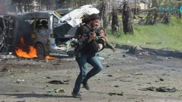 ภาพถ่ายสะเทือนใจ! ช่างภาพวิ่งช่วยเด็ก เหตุระเบิดรถผู้อพยพในซีเรีย