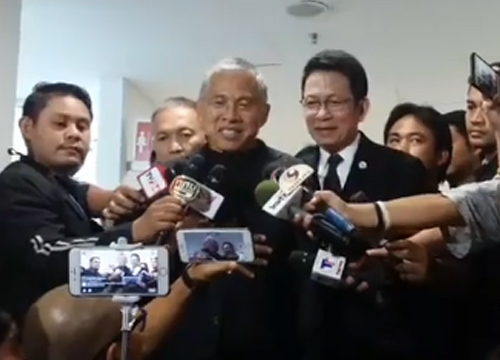 วัฒนารับทราบข้อหาโพสต์FBปมหมุดคณะราษฎร